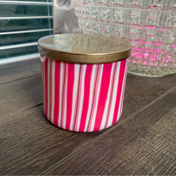 Snowy Peach Berry 3 Wick Candle Bath and Body Works - Picture 3 of 7